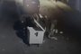 Homem é flagrado retirando lixo de contêiner e jogando na rua em Caxias do Sul. O caso ocorreu por volta de 3h de domingo, na Rua Irma Valiera, bairro São Pelegrino<!-- NICAID(15464912) -->