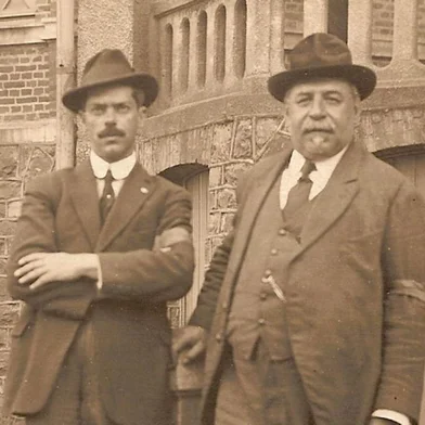 O gaúcho Dario Barbosa e alemão Sebastião Wolf, moradores de Porto Alegre, ganharam medalha de bronze no tiro na Olimpíada de 1920 com a equipe brasileira.<!-- NICAID(15819718) -->