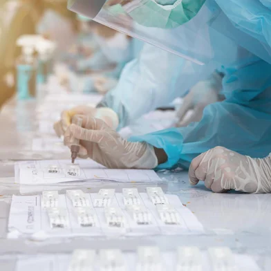blur background of group doctors wearing anti-virus clothing testing coronavirus covid-19 on people by antigen test kits. Antigen Rapid Test Kit (ATK) for Covid 19, Omicron, Deltacron strainsFonte: 488151329<!-- NICAID(15041798) -->