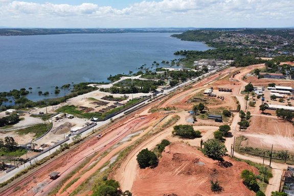 A mina de número 18 da Braskem localizada no bairro do Mutange, na capital alagoana, está afundando 53 cm por dia, segundo revelou a Defesa Civil de Maceió, nessa quinta-feira (30), durante reunião online com o Centro Nacional de Gerenciamento de Riscos e Desastres (Cenad). De acordo com o órgão, nas últimas 48 horas, o subsolo da região já afundou 1,10 m, a uma velocidade média de dois centímetros por hora.<!-- NICAID(15613970) -->