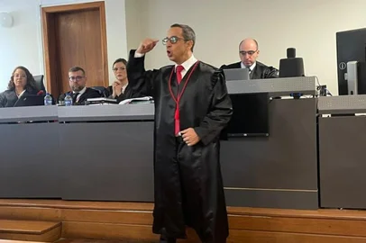 O júri do pai acusado de matar os quatro filhos em Alvorada (2022) entra na reta final, com os debates entre acusação e defesa. Com a palavra, o Promotor de Justiça Plínio Castanho Dutra, que dará início à apresentação da tese de acusação.<!-- NICAID(16037207) -->