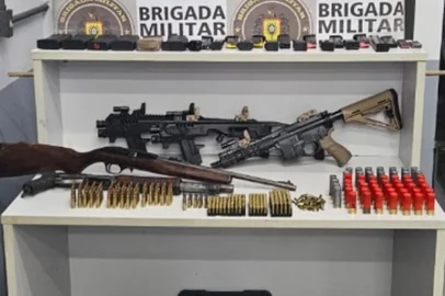 Policiais encontram granada, fuzil e outras armas em casa no Vale do Sinos<!-- NICAID(16268717) -->