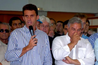 *** Mauro Vieira - Grêmio ***Reapresentação dos jogadores e da comissão técnica do Grêmio no estádio Olímpico.Da esquerda para a direita: Rodrigo Caetano, dirigente de futebol (camisa creme); Vagner Mancini, técnico contratado (com microfone na mão); Paulo Odone, presidente do Grêmio; e Paulo Pelaipe, vice de futebol.<!-- NICAID(327620) -->