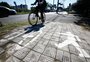 Ciclovia da Ipiranga está interditada há um mês; espaço na calçada é disputado por pedestres e bicis