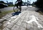 Ciclovia da Ipiranga está interditada há um mês; espaço na calçada é disputado por pedestres e bicicletas