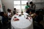 Porto Alegre, RS, Brasil - Crianças que foram encontradas no Morro passam por atendimento e se alimentam na Clínica da Família do Campo da Tuca. *A criança perto da janela é um primo que ajudava nas buscas,As outras quatro são as que estavam desaparecidas.*  Foto: Jefferson Botega / Agencia RBS<!-- NICAID(15593800) -->