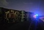 Caminhão tomba em alça da ponte nova do Guaíba e causa bloqueio total no sentido Interior-Capital