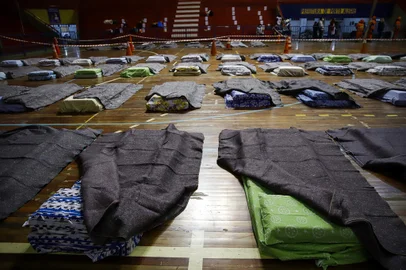PORTO ALEGRE, RS, BRASIL, 31.05.2022: Com a baixa das temperaturas, moradores de rua são recebidos no Ginásio Tesourinha para passar a noite.  Foto: Camila Hermes/Agência RBS<!-- NICAID(15111815) -->