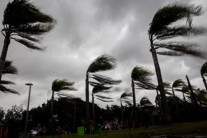 PORTO ALEGRE, RS, BRASIL, 28-07-2025: Sob influência de ciclone no Oceano Atlântico forte vento no quadrante sul atinge Porto Alegre. Temperaturas devem cair mais no decorrer da semana. Foto: Jonathan Heckler/Agência RBS<!-- NICAID(16089061) -->