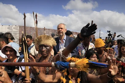 WILTON JUNIOR / ESTADÃO CONTEÚDO COP30PA - COP30/BELÉM/INDÍGENAS/MANIFESTAÇÃO - GERAL - O embaixador André Corrêa do Lago (c), presidente da COP30, a 30ª Conferência das Nações Unidas sobre Mudanças do Clima, durante um protesto realizado em frente ao portão principal do espaço onde ocorre a Cúpula do Clima das Nações Unidas (COP- 30), em Belém (PA), na manhã desta sexta-feira, 14. Indígenas Mundurukus se concentraram em frente à zona azul, onde ocorrem as negociações. A entrada para a conferência da ONU está sendo feita por uma entrada lateral. 14/11/2025 - Foto: WILTON JUNIOR/ESTADÃO CONTEÚDOEditoria: GERALLocal: BELÉMIndexador: WILTON JUNIORFotógrafo: ESTADÃO CONTEÚDO<!-- NICAID(16167389) -->