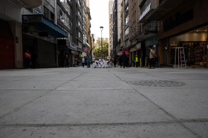 PORTO ALEGRE, RS, BRASIL, 26.07.2024: O piso do calçadão da Rua dos Andradas está sendo trocado em trecho que vai da Esquina Democrática até a General Câmara. Populares que frequentam o local tem relcamado da qualidade e dizendo que não tem nada histórico neste material novo. Foto: Camila Hermes/Agencia RBS<!-- NICAID(15824070) -->