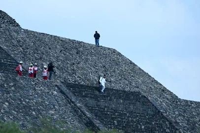 Forensic experts and members of the Red Cross work on the Pyramid of the Moon at the Teotihuacan archaeological zone following a shooting in Teotihuacan, State of Mexico, on April 20, 2026. A Canadian woman was shot dead on April 20 at the Teotihuacan pyramids archaeological zone in central Mexico by a man who later killed himself, authorities said. (Photo by YURI CORTEZ / AFP)Editoria: CLJLocal: San Juan TeotihuacánIndexador: YURI CORTEZSecao: crimeFonte: AFPFotógrafo: STF<!-- NICAID(16270767) -->