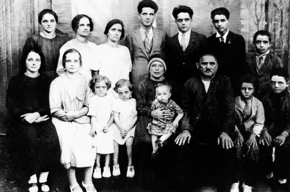 Um dos fundadores da Capela de Loreto, sco Cechin casou com Giovana Debastiani. Dessa união, ocorrida em 1904, nasceram 15 filhos: Carolina, Matilde, Giacomo, João, Josefina, Frederico, Luis, Rosa, Albano, Genoveva, Otilia, Maria, Nazarena, Guerino I e Guerino II, que faleceram ainda crianças.Na foto: o casal com a família.<!-- NICAID(15881137) -->