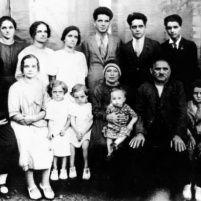 Um dos fundadores da Capela de Loreto, sco Cechin casou com Giovana Debastiani. Dessa união, ocorrida em 1904, nasceram 15 filhos: Carolina, Matilde, Giacomo, João, Josefina, Frederico, Luis, Rosa, Albano, Genoveva, Otilia, Maria, Nazarena, Guerino I e Guerino II, que faleceram ainda crianças.Na foto: o casal com a família.<!-- NICAID(15881137) -->