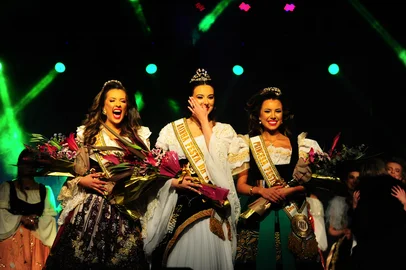 CAXIAS DO SUL, RS, BRASIL, 26/08/2023. Escolha da rainha e princesas da Festa Nacional da Uva 2024, realizada no Centro de Eventos dos Pavilhões da Festa da Uva. É a primeira vez que a escolha das soberanas da Festa da Uva acontece no Centro de Eventos. Na foto, princesa Letícia de Carvalho, rainha Lizandra Mello Chinali e princesa Eduarda Ruzzarin Menezes. (Porthus Junior/Agência RBS)<!-- NICAID(15522763) -->