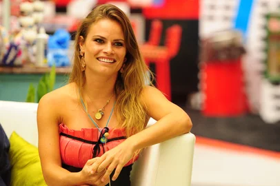 Natália<!-- NICAID(9159868) -->