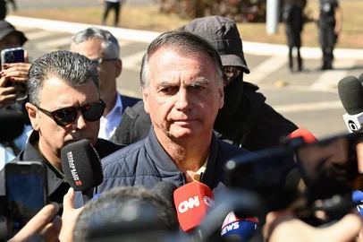 Brazil's former President Jair Bolsonaro looks on as he speaks to members of the media after being fitted with an electronic monitoring device in Brasilia on July 18, 2025. Brazi's former president Jair Bolsonaro must wear an electronic monitoring device as he awaits a verdict in his trial on charges of plotting a coup, a Supreme Court judge ruled Friday. (Photo by EVARISTO SA / AFP)Editoria: POLLocal: BrasíliaIndexador: EVARISTO SASecao: coup d'etatFonte: AFPFotógrafo: STF<!-- NICAID(16083202) -->