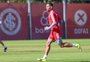 Recuperado de lesão no ombro, volante reaparece em treino do Inter