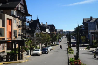 GRAMADO, RS, BRASIL, 15/05/2024. A reportagem foi até Gramado para conferir como está o movimento de turistas e a perspectiva para os próximos meses, após os estragos e impactos causados pelas enchentes no Rio Grande do Sul. (Bruno Todeschini/Agência RBS)Indexador: BTK<!-- NICAID(15764773) -->
