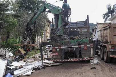SANTA TEREZA, RS, BRASIL, 07/09.2023. Santa Tereza recebe ajuda de voluntários de cidades vizinhas e de entidades para continuar limpeza após forte chuva que deixou 380 pessoas desabrigadas.(Neimar De Cesero/Agência RBS)Indexador: NEIMAR DE CESERO<!-- NICAID(15534614) -->
