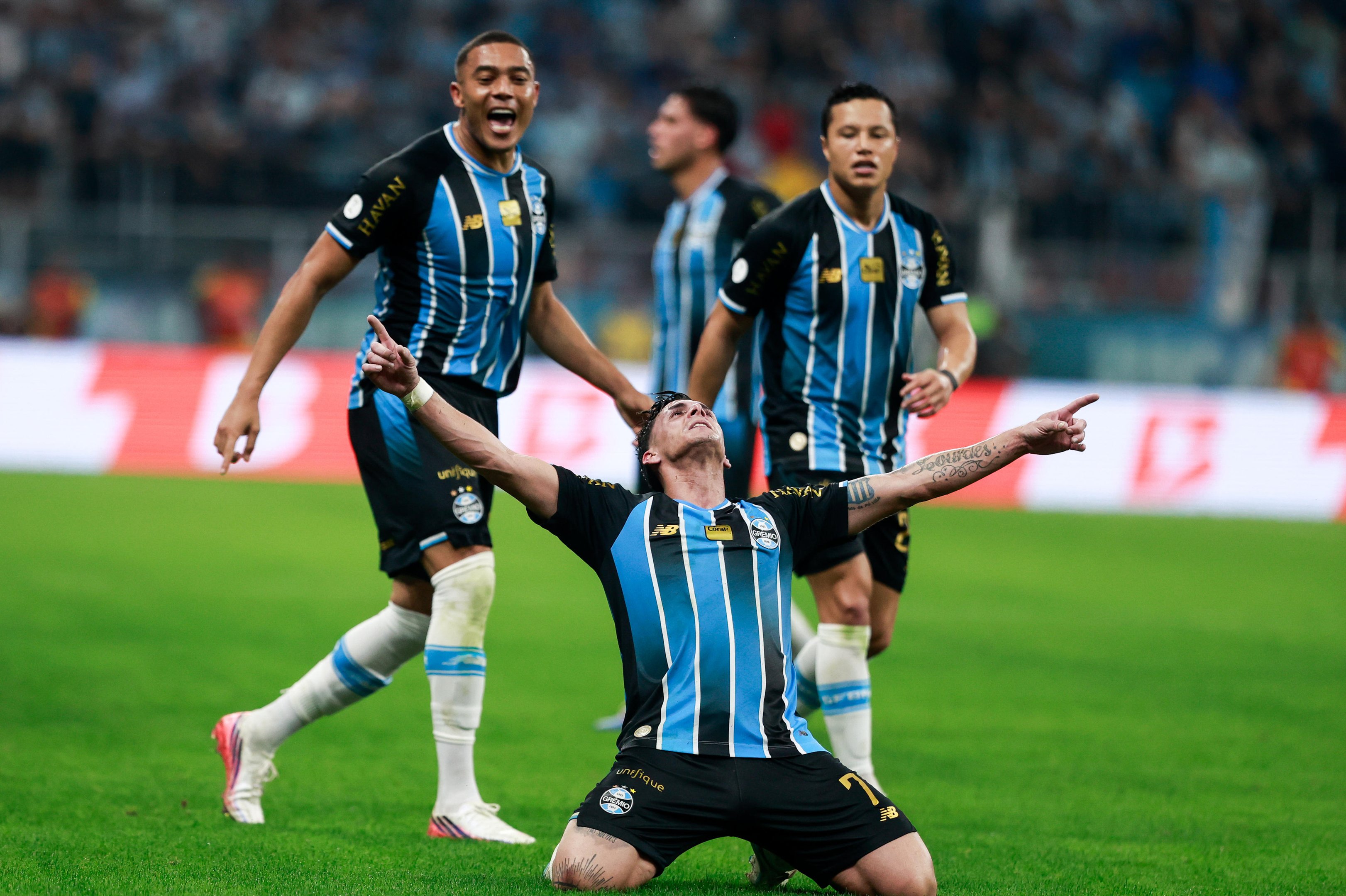 Grêmio dá a volta por cima e avança na Copa do Brasil