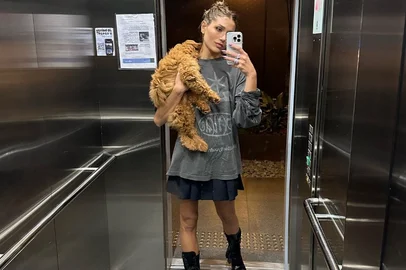 Sasha Meneghel faz selfie no espelho com sua cahorrinha Bela