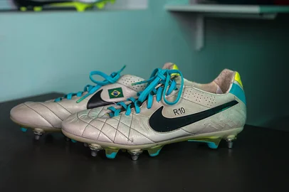 Novo leilão da Play For a Cause homenageia Ronaldinho Gaúcho e reúne itens históricos da carreira do craque<!-- NICAID(16051688) -->