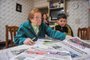 CAXIAS DO SUL, RS, BRASIL, 12/09/2023. Professora aposentada alfabetiza menino que teve o aprendizado prejudicado durante a pandemia de covid-19. Na foto, Eolina Kayser, 88, Leonardo Drum, 10 e ao fundo Solange Santos Imer (Neimar De Cesero/Agência RBS).Indexador: NEIMAR DE CESERO<!-- NICAID(15538133) -->