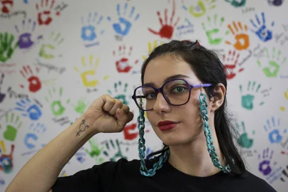 Porto Alegre, RS, Brasil, 17-02-2023: Dani Bestetti, 22 anos, estudante de História, durante entrevista no campus central da Ufrgs. Jovens e o uso de linguagem neutra. Foto: Mateus Bruxel / Agência RBS<!-- NICAID(15354445) -->
