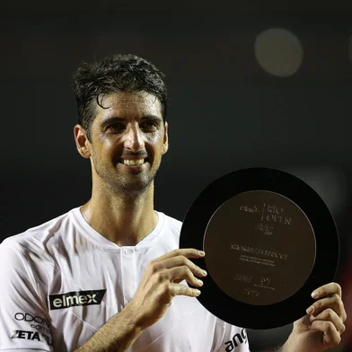 Thomaz Bellucci perde no Rio Open e dá adeus ao tênis profissionalRJ - TÊNIS/RIO OPEN/THOMAZ BELLUCCI/APOSENTADORIA - ESPORTES - O tenista brasileiro Thomaz Bellucci perdeu a partida contra o argentino Sebastián Báez por 2 sets a 0, parciais de     6-3 e 6-2, em sua estreia no Rio Open e se despediu das quadras, nesta quarta-feira (22), no Jockey Club     Brasileira, na zona sul do Rio. A partida foi a última em nível profissional da carreira de Bellucci.     23/02/2023 - Foto: DANIEL CASTELO BRANCO/DIA ESPORTIVO/ESTADÃO CONTEÚDOEditoria: ESPORTESLocal: RIO DE JANEIROIndexador: DANIEL CASTELO BRANCOFonte: DiaEsportivoFotógrafo: DIA ESPORTIVO<!-- NICAID(15357299) -->