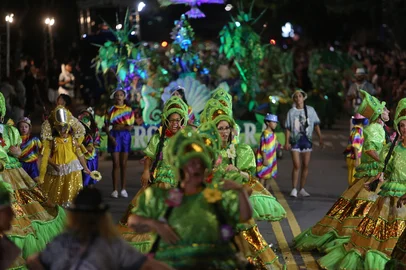 Porthus Junior / Agencia RBS CAXIAS DO SUL, RS, BRASIL, 08/03/2025. Retomada do carnaval de rua de Caxias do Sul. Desfile das Escolas de Samba na rua Plácido de Castro, em frente da Maesa. Na foto, Escola de Samba Acadêmicos Pérola Negra. (Porthus Junior/Agência RBS)<!-- NICAID(15991588) -->