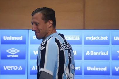 PORTO ALEGRE, RS, BRASIL - 2022.06.27 - Grêmio apresenta Lucas Leiva como reforco para a série B. (Foto: André Ávila/ Agência RBS)Indexador: Andre Avila<!-- NICAID(15133543) -->