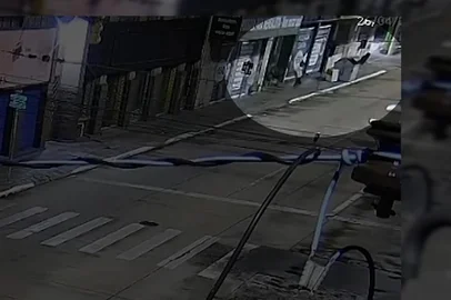 Homem é flagrado saindo da Pousada Garoa antes do incêndio que matou 11 pessoas em abril de 2024<!-- NICAID(16006044) -->