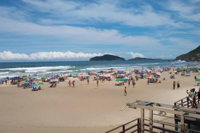 EM BAIXA - movimento nas praias de Florianópolis nesta terça-feira, 29 e dezembro.<!-- NICAID(14679039) -->