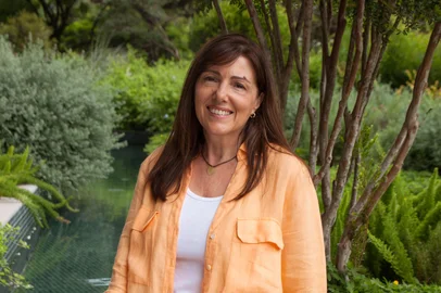 Sandra de Barros Ling (Porto Alegre) é poeta, artista plástica e paisagista. Ela está lançando o livro Sempre É Outra Superfície.<!-- NICAID(16015461) -->