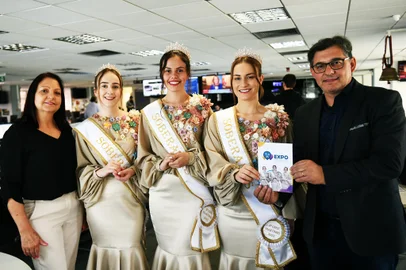 ExpoMartinho 2023,Bruna Yais Luft_ a do meio, morenaMarines Thais Dill, da direitaJovana Eduarda Junges Pick, da esquerda<!-- NICAID(15572282) -->
