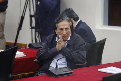 O ex-presidente peruano (2001-2006) Alejandro Toledo (C) sai da sala durante audiência em Lima, em 21 de outubro de 2024. A justiça peruana anunciará nesta segunda-feira a sentença do ex-presidente Alejandro Toledo no julgamento em que é acusado de receber propina da construtora brasileira Odebrecht, caso para o qual o Ministério Público pede mais de 20 anos de prisão. (Foto de Renato Pajuelo/AFP)<!-- NICAID(15895944) -->