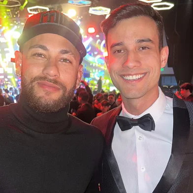 Neymar Jr. realizou mais um de seus tradicionais leilões em prol do Instituto Neymar Jr., no Clube Monte Líbano, em São Paulo, e foi tietado pelo caxiense Gabriel FerriCaxias do Sul, RS, Brasil<!-- NICAID(15466134) -->