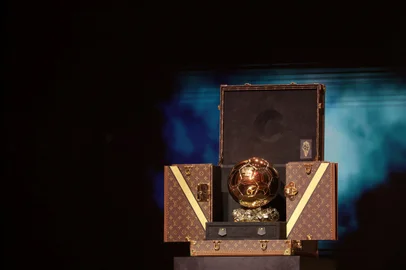 This photograph taken on October 30, 2023, shows the Ballon d'Or award displayed during the 2023 Ballon d'Or France Football award ceremony at the Theatre du Chatelet in Paris. (Photo by FRANCK FIFE / AFP)Editoria: SPOLocal: ParisIndexador: FRANCK FIFESecao: soccerFonte: AFPFotógrafo: STF<!-- NICAID(15898876) -->