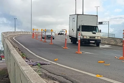 Restrição de uma faixa no corredor de acesso, sentido Interior-Capital<!-- NICAID(15997759) -->