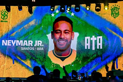 NAYRA HALM / FOTOARENA/ESTADÃO CONTEÚDO CONVOCAÇÃO FINAL PARA A COPA DO MUNDO 2026RJ - CONVOCACAO/COPA MUNDO - GERAL - Neymar é convocado e ovacionado durante convocação da Seleção Brasileira para a Copa do Mundo 2026, evento realizado no Museu do Amanhã, na cidade do Rio de Janeiro (RJ), nesta segunda-feira (18) 18/05/2026 - Foto: NAYRA HALM/FOTOARENA/FOTOARENA/ESTADÃO CONTEÚDOEditoria: GERALLocal: RIO DE JANEIROIndexador: NAYRA HALMFonte: 2945969Fotógrafo: FOTOARENA<!-- NICAID(16287919) -->