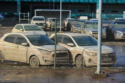 RETIRADA CARROS – A Estapar começa a liberar a retirada dos veículos que estavam estacionados no aeroporto. Eles encaminharam e-mails aos usuários pedindo que as pessoas sigam uma orientação do número placa+dia, mas não sabemos como vai funcionar. Além disso, há a questão da cobrança. FOTOS: Ronaldo Bernardi/Agencia RBS<!-- NICAID(15780011) -->
