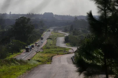Br 116, RS, 25/06/2024 -  Obras do trecho da Br116 entre Guaíba e Barra do Ribeiro realizadas pelo exército brasileiro estao paralisadas. FOTO: JONATHAN HECKLER, AGÊNCIA RBS<!-- NICAID(15797608) -->