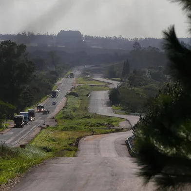 Br 116, RS, 25/06/2024 -  Obras do trecho da Br116 entre Guaíba e Barra do Ribeiro realizadas pelo exército brasileiro estao paralisadas. FOTO: JONATHAN HECKLER, AGÊNCIA RBS<!-- NICAID(15797608) -->
