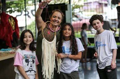 No dia 12 de dezembro, os alunos que participaram do projeto Metamorfose de Nós ao longo de 2025 vão expor e vender suas obras de macramê na Feira de Natal e Exposição dos Anjos a ser realizada na Casa Anjos Voluntários, das 14h30 às 17h30. Cerca de 70 jovens vão participar da feira e a verba arrecadada servirá como incentivo para os novos artesãos perceberem no macramê também uma forma de ganhos financeiros na economia da cultura.<!-- NICAID(16179250) -->
