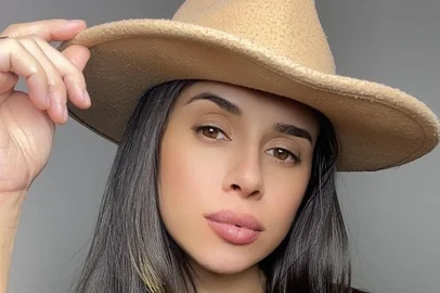 A cantora sertaneja Débora Amorim, 31 anos, virou assunto nas redes sociais após relatar ter sido vítima de uma agressão violenta na porta de casa, em Blumenau, no Vale do Itajaí, Santa Catarina.<!-- NICAID(16052922) -->