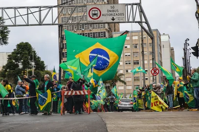 CAXIAS DO SUL, RS, BRASIL, 03/08/2025. Centenas de manifestantes se reuniram para pedir a saída de Alexandre de Moraes do STF e de Lula da presidência em ato realizado neste domingo na Rua Sinimbu, em Caxias do Sul, em frente à Catedral Diocesana. (Neimar De Cesero/Agência RBS)Indexador: Neimar De Cesero<!-- NICAID(16093487) -->
