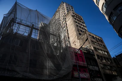 PORTO ALEGRE, RS, BRASIL, 16-06-2025: Acompanhamento para material especial da demolição do prédio Esqueletão. Final da terceira fase da demolição. A demolição do prédio conhecido como Esqueletão, que teve sua obra iniciada na década de 1960, foi estabelecida em fevereiro de 2024 porém só teve inicio em fevereiro de 2025. A conclusão foi prorrogada para entre os meses de novembro e dezembro deste ano. Restam 4 andares. Foto: Jonathan Heckler/Agência RBS.<!-- NICAID(16105659) -->