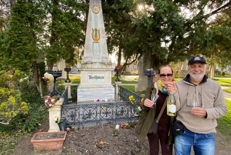 Chico Maratona e a esposa no túmulo de Beethoven, foto para a coluna da Rosane Tremea de 28/3/2023<!-- NICAID(15383398) -->