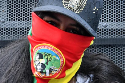 A Colombian Indigenous woman wearing a bandana looks on as she takes part in a march to participate in a traditional "Minga" indigenous meeting within the framework of the COP16 summit in Cali, Colombia, on October 21, 2024. COP16, the United Nations summit on biodiversity, officially began on Monday in the Colombian city of Cali, where 196 member countries of the Convention on Biological Diversity will meet until November 1 to agree on a roadmap for the preservation of nature between now and 2030. (Photo by Nelson Rios / AFP)Editoria: ENVLocal: CaliIndexador: NELSON RIOSSecao: diplomacyFonte: AFPFotógrafo: STR<!-- NICAID(15896039) -->